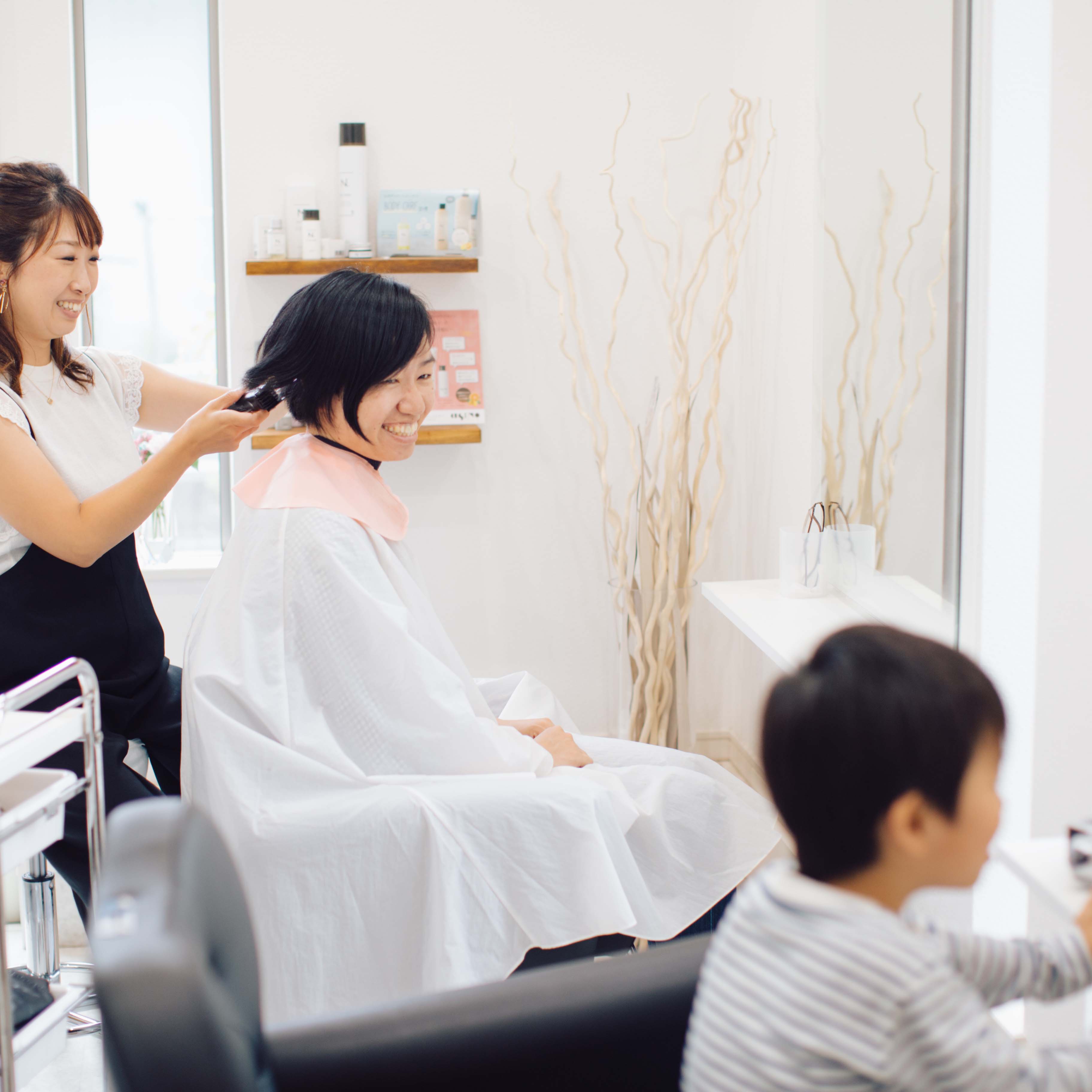 子ども連れでヘアカットの様子の写真